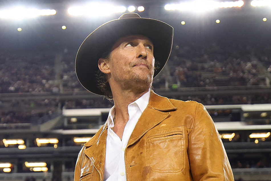 Hollywood-Star Matthew McConaughey (55, Hier Bei Einem College-Spiel Der "Texas Longhorns") Präsentiert Für Eine Werbe campaign Eine Ganz Wilde Verschwörungserzählung.