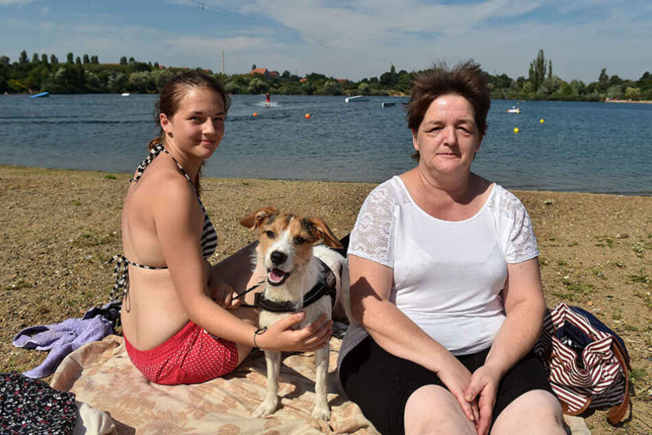 Conny Kleinschmidt (51) und ihre Tochter Jana (18) kommen mit Hündin Luna (1) 
hierher. Denn Hunde sind in den Freibädern verboten.