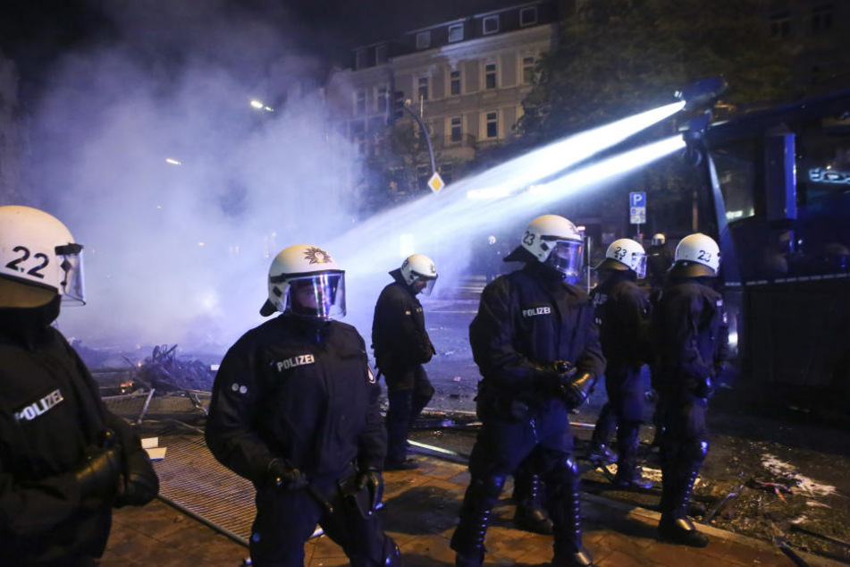 Die Polizei versuchte die aggressiven Demonstranten mit Wasserwerfern abzuhalten.