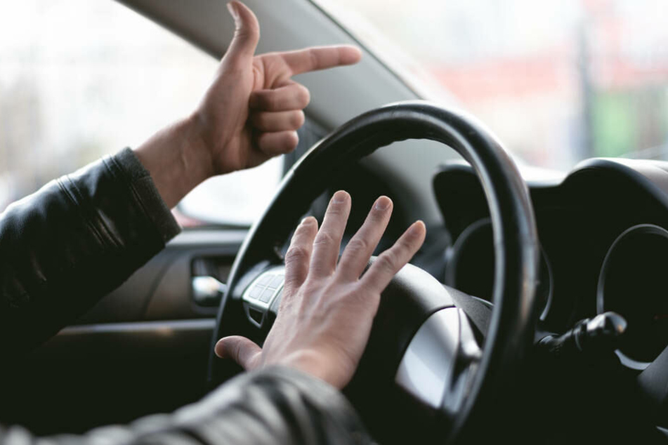 Erst nahm der 70-Jährige einem anderen Autofahrer die Vorfahrt, dann wurde er aggressiv (Symbolbild).