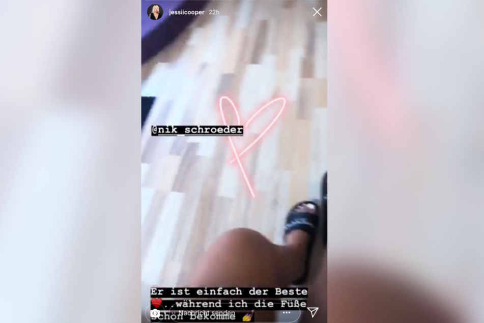 Während Jessi sich verwöhnen lässt, hütet Nik brav ihre Einkäufe.
