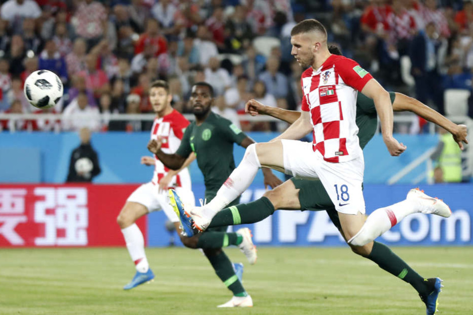Bei der WM stürmt der SGE-Mann Rebic (re.) für die kroatische Nationalmannschaft.