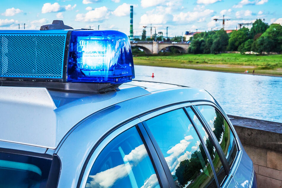 Die Dresdner Polizei nahm zwei Drogendealer (24, 30) fest, die über ein verschlüsseltes Handy handelten (Symbolbild).