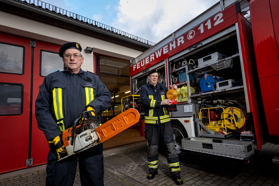 Die Feuerwehr Erfenschlag steht "Kettensäge bei Fuß": Wehrleiter Frank Kutzner (62, l.) und Markus Ahnert (48) sind auf etwaige Schäden des angekündigten Sturms "Ylenia" vorbereitet.