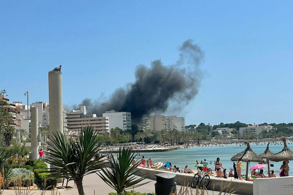 Die Rauchsäule war am Freitagnachmittag deutlich an der Playa de Palma zu sehen.