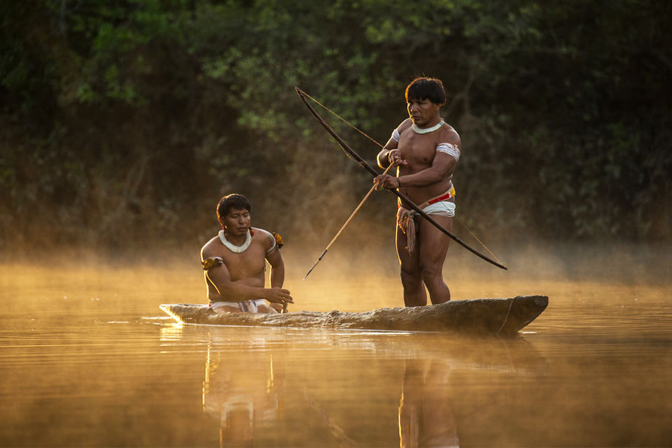 Zwei Mehinaku bei ihrer traditionellen Art zu fischen. Sie leben im Zuflussgebiet des Xingu im brasilianischen Teil des Amazonas. Sie sind heutzutage Inselbewohner, da ihre Wälder nahezu komplett von Sojafeldern umgeben sind.