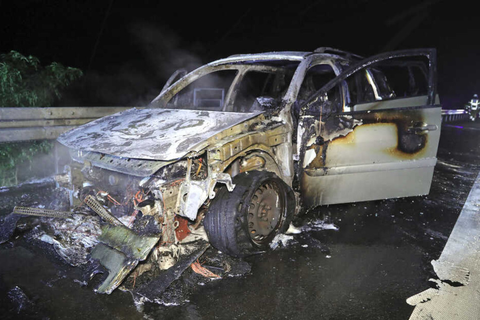 Der Renault Megane brannte vollständig aus, der Fahrer blieb unverletzt.