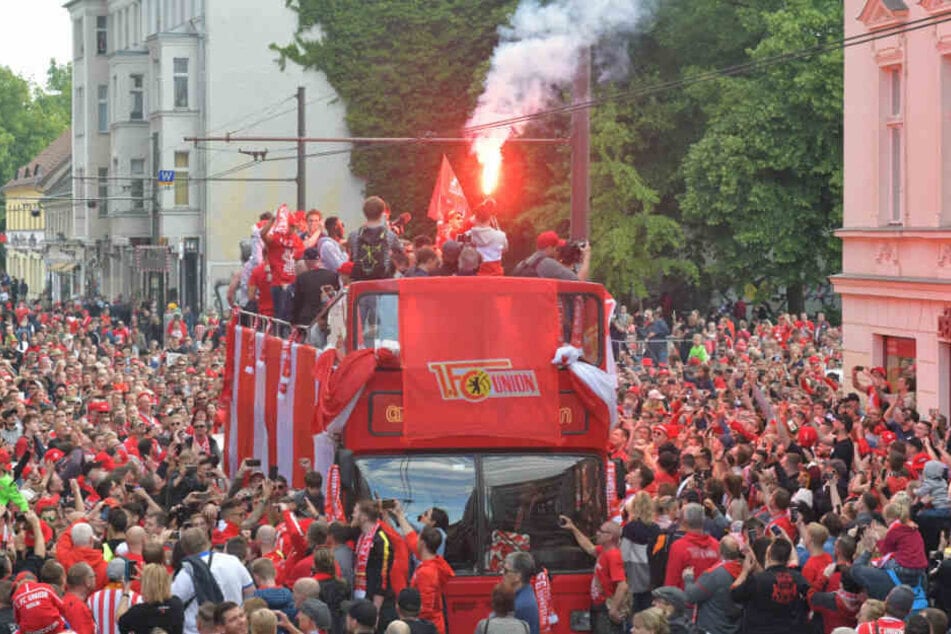 Fans und Spieler feiern den Aufstieg in die Bundesliga.