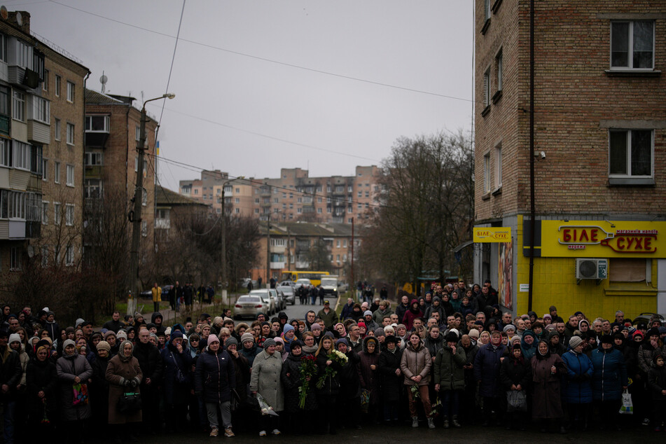 Einwohner gedenken eines ukrainischen Soldaten, der während der Kämpfe in Bachmut (Region Donezk) gefallen ist.
