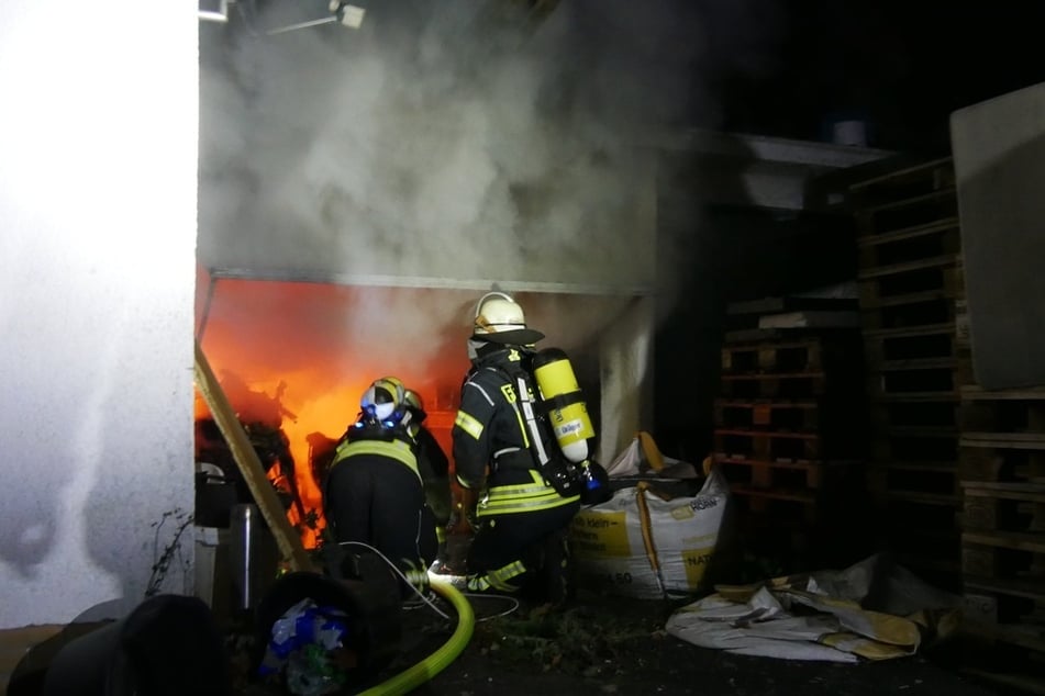 Die ehrenamtlichen Helfer mussten ein Feuer in einer Garage bekämpfen.