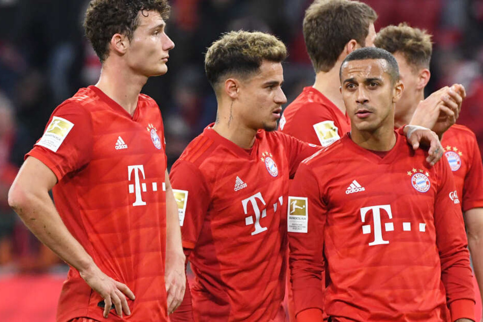 Philippe Coutinho (2.v.l.) erhielt von Bayern-Trainer Hansi Flick vor dem Spiel eine Einsatzgarantie.