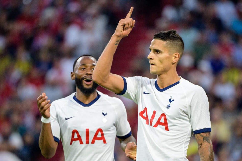 Erik Lamela (r) jubelt neben Georges-Kevin N'Koudou über seinen Führungstreffer.
