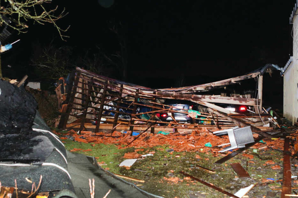 Das Unwetter hatte am Mittwochabend eine Schneise der Verwüstung in Roetgen bei Aachen angerichtet.
