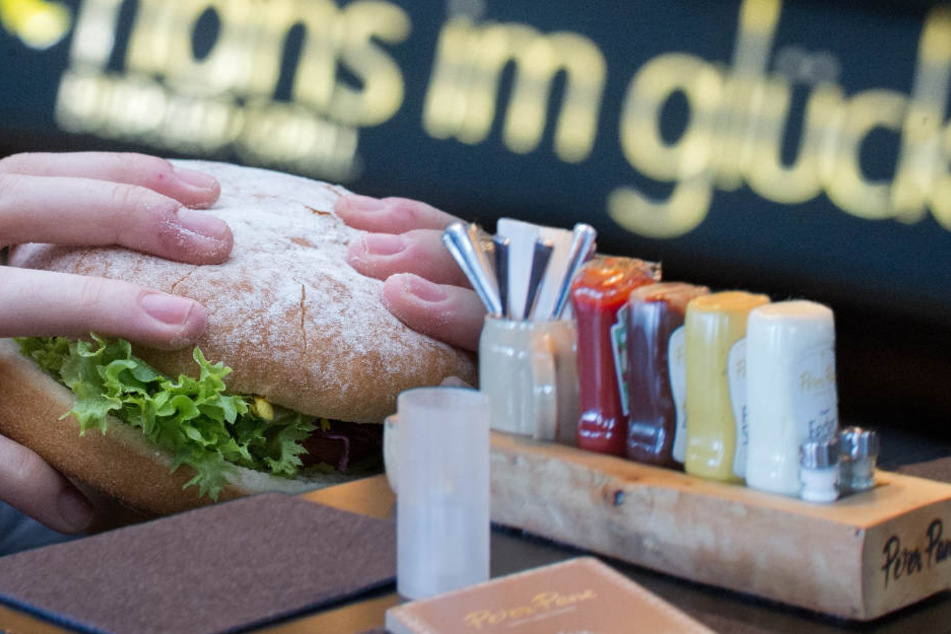 "Hans im Glück" und "Peter Pane" sind als Edel-Burgerketten in Deutschland bekannt. (Bildmontage)