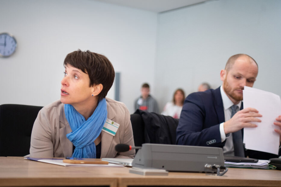 Frauke Petry (l), frühere Bundesvorsitzende der AfD, und ihr Anwalt Carsten Brunzel.