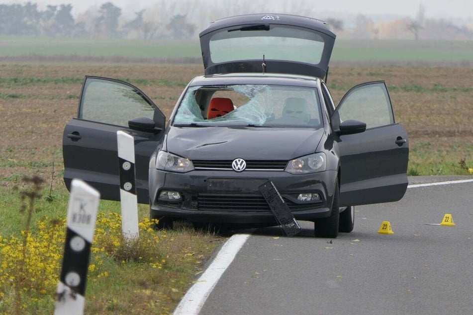 Die eingedrückte Winschutzscheibe verdeutlicht, die Wucht des Aufpralls. (Archiv)