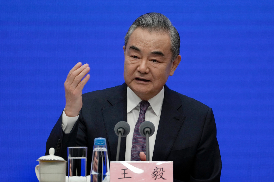 Chinas Außenminister Wang Yi (70) warnt vor einer Eskalation im Nahost-Konflikt.