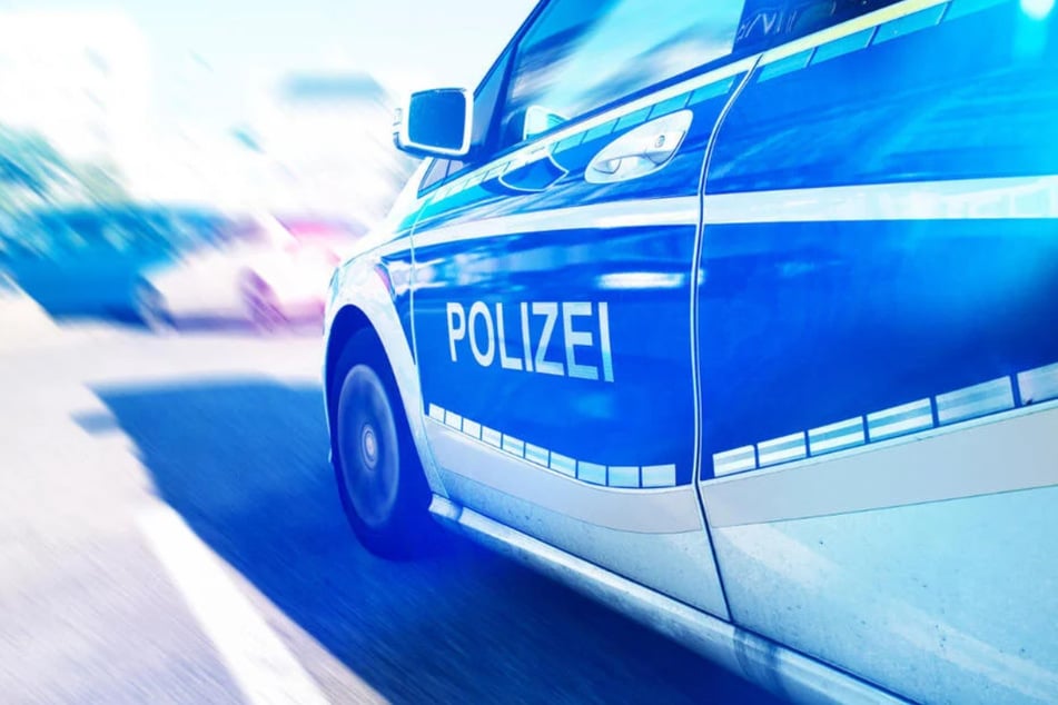 Bei der Flucht vor einer Polizeikontrolle in Plauen landete ein 21-jähriger Autofahrer in einem Gleisbett. (Symbolbild)