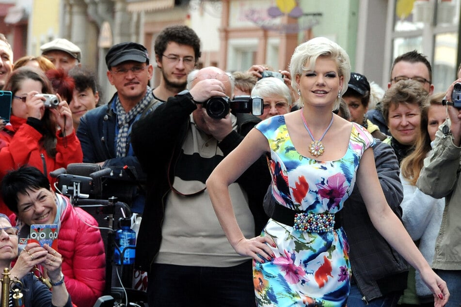 Melanie Müller bei einer Modenschau im Mai 2014 in ihrer Heimatstadt Grimma. Das Gesicht der Schornsteinfeger-Tochter war da noch natürlich, ihr Lächeln strahlend.