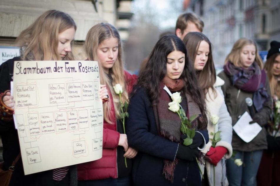 Schüler der Neuen Nikolaischule Leipzig erinnerten am Mittwoch an das Schicksal der Familie Rosenzweig, die einst in der Funkenbergstraße wohnte.