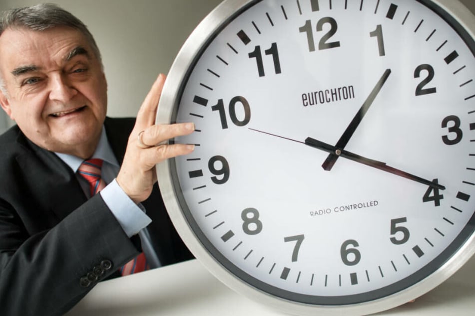 Herbert Reul hat als Europa-Parlamentarier 18 Jahre lang gegen die Zeitumstellung gekämpft.