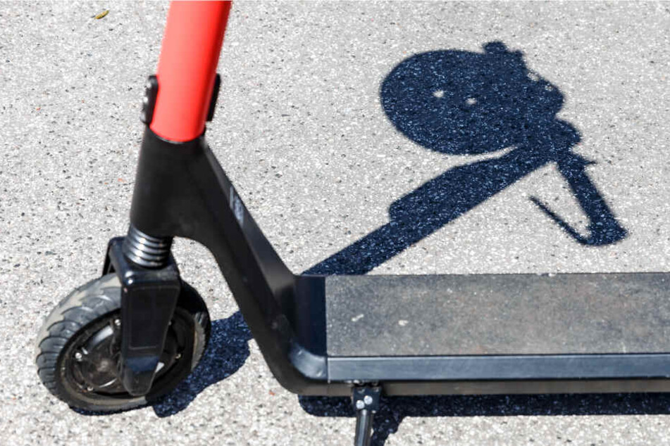 Der Junge war auf einem Tretroller unterwegs. (Symbolbild)