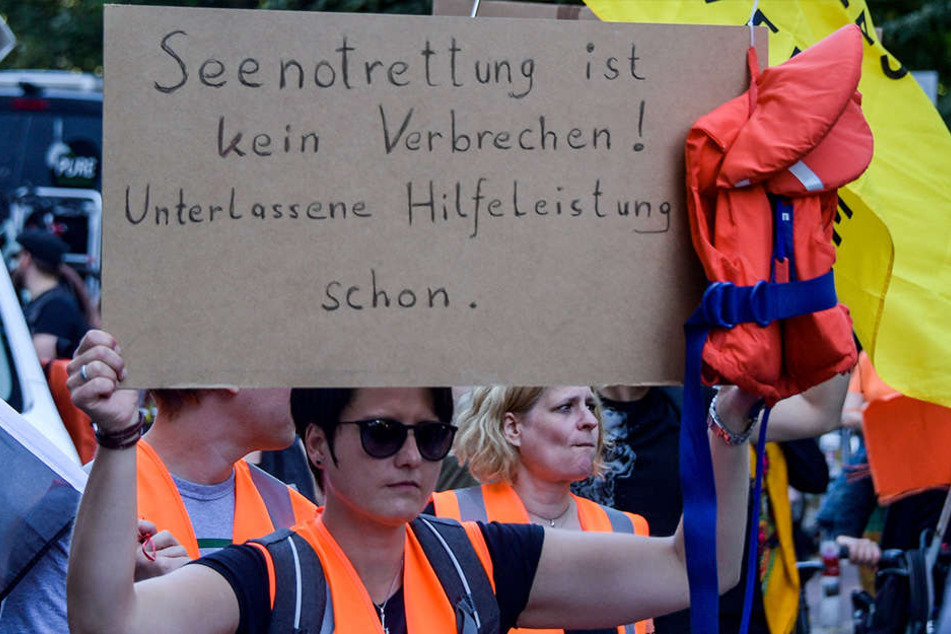 Eine Demonstrantin trägt bei einer Demo am 13. Juli 2018 in Hamburg ein Protest-Schild.