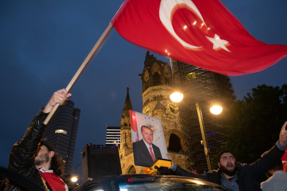 Berliner Deutschtürken feiern Wahlsieg von Erdogan am Kurfürstendamm.