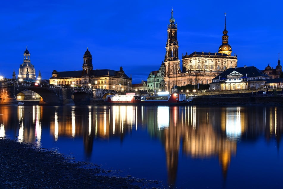 Noch wird sie hell angeleuchtet - Dresdens berühmte Altstadtsilhouette. Wie lange das so noch der Fall ist, wird sich im Zuge der Energiekrise zeigen.