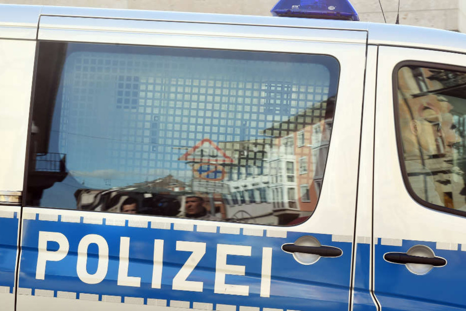 Die Ermittler vermuten, dass der lebensgefährlich verletzte Ehemann die Tat begangen hat. (Symbolbild)