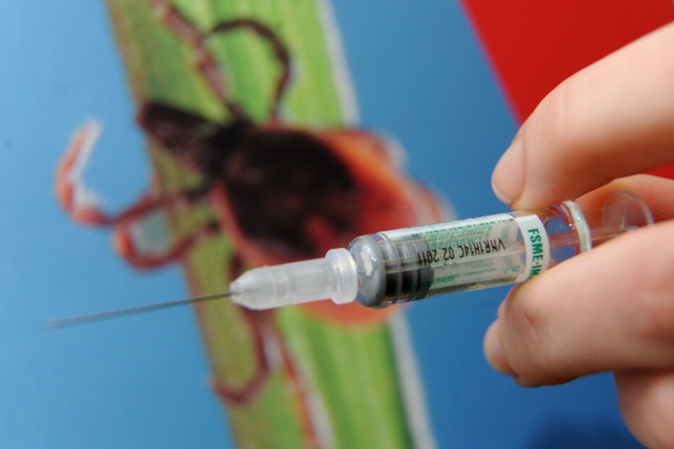 Ärzte raten zur FSME-Schutzimpfung. In den Risikogebieten übernimmt die Krankenkasse deren Kosten.
