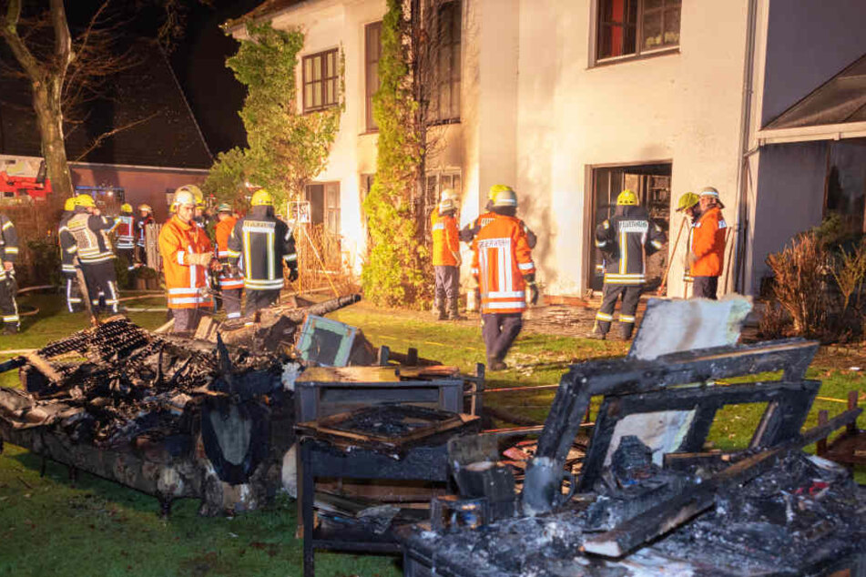 Verbranntes Mobiliar liegt vor der Wohnung in Scheeßel.