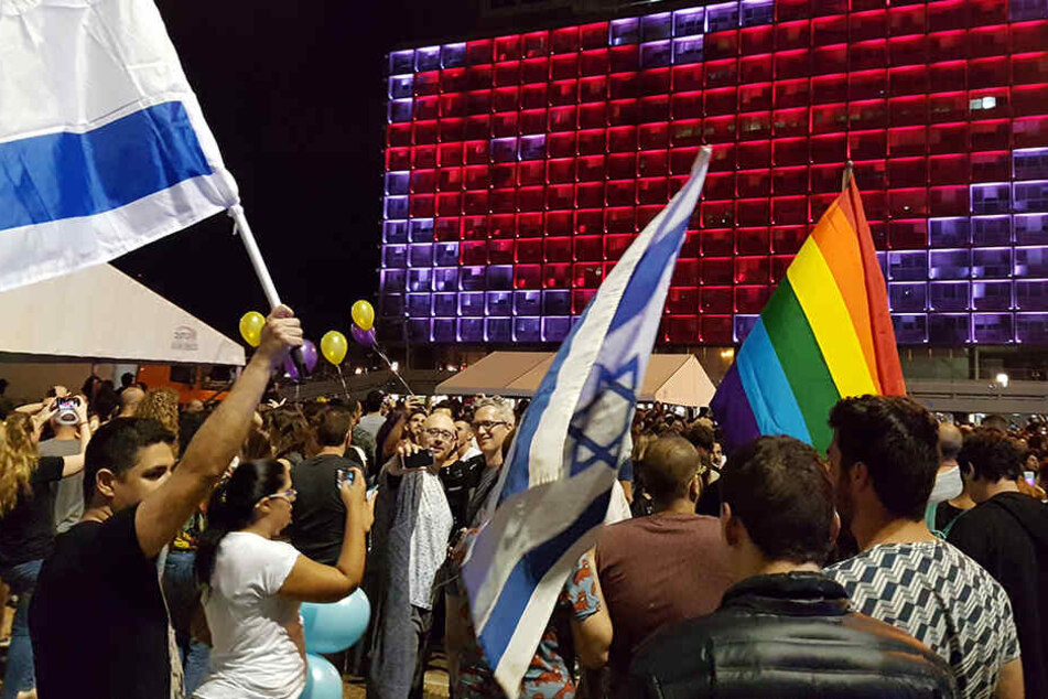 Mit israelischen Flaggen und der Regenbogenfahne feiern Fans der Sängerin Netta Barzilai, die Israel beim Eurovision Song Contest 2018 vertreten hat, den Sieg.