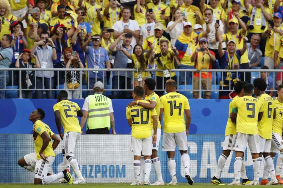 Yerry Mina (l) aus Kolumbien bejubelt sein Tor zum 1:0.