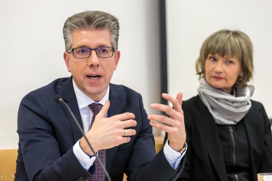 Die Chemnitzer Stadtspitze um OB Barbara Ludwig (56, SPD) und Kulturbürgermeister Ralph Burghart (48, CDU) stellte gestern die Kulturstrategie 2030 vor.