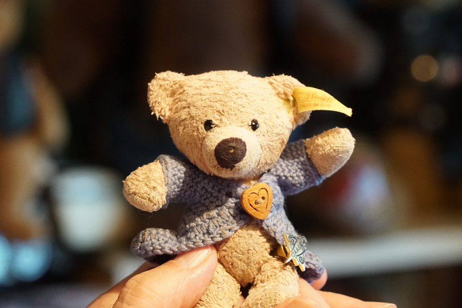 Mit diesem kleinen Teddy namens "Larry" hat seine Leidenschaft für das Sammeln der Bären begonnen.