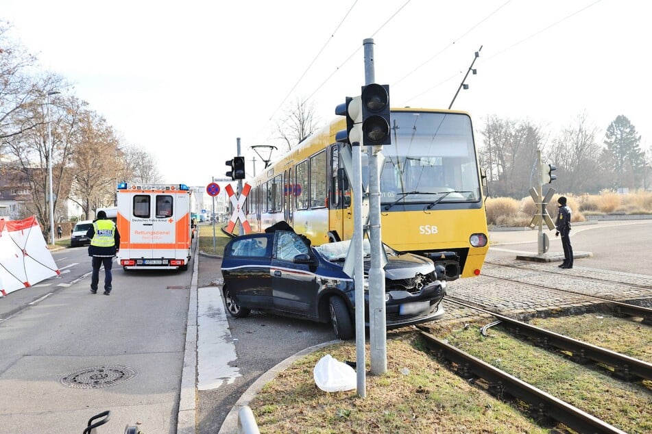 Die 31-Jährige stieß ihrem Renault Twingo gegen die fahrende Straßenbahn.