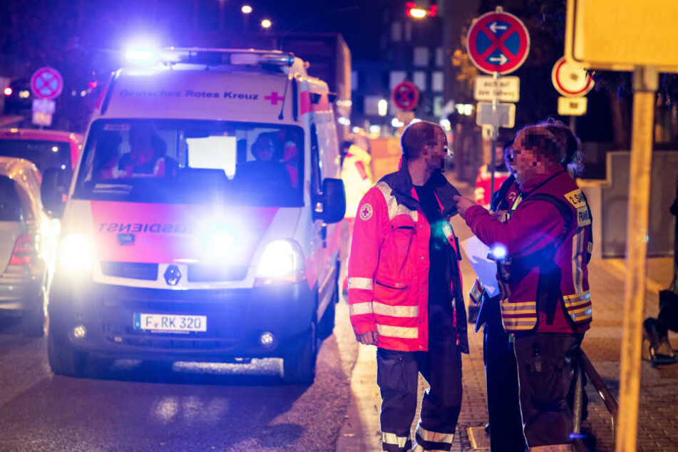 Rettungskräfte stehen im Rahmen der Evakuierung in Bereitschaft.