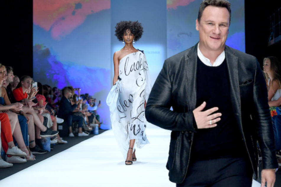 Designer Guido Maria Kretschmer (53) bei seiner Modenschau am Vorabend der Berlin Fashion Week. (Bildmontage)