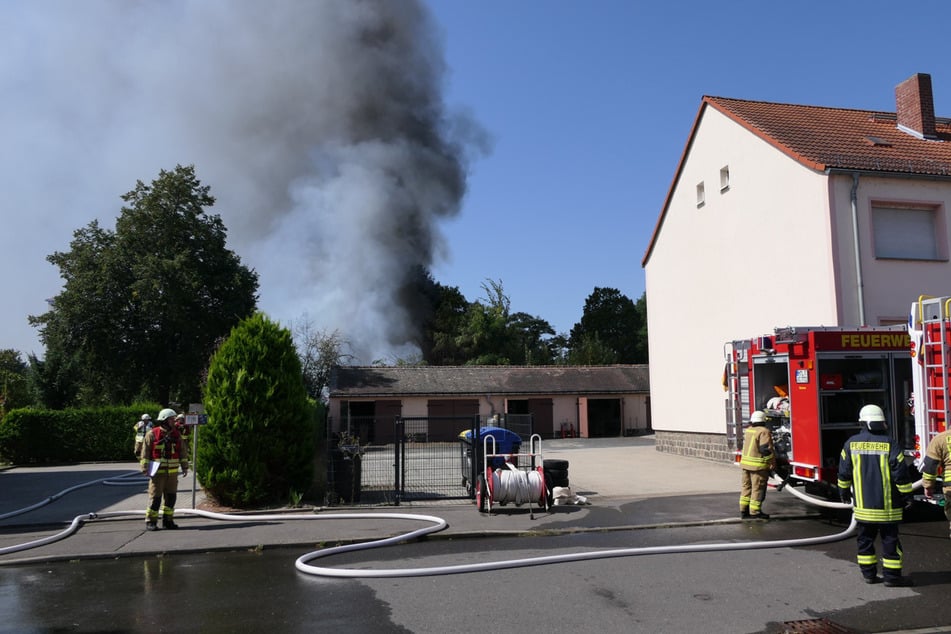 Eine große dunkle Rauchsäule stieg gen Himmel auf.