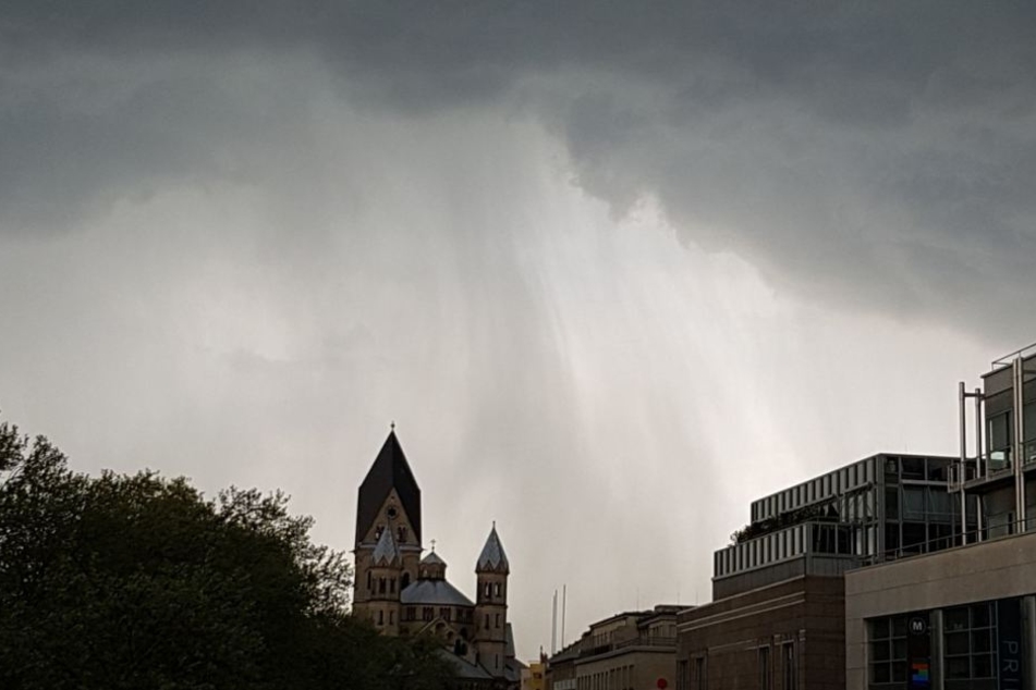 Regenschwaden am Kölner Neumarkt.