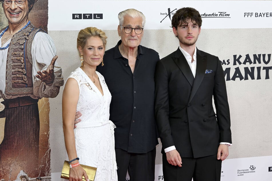 Der Schauspieler kam mit seiner Lebensgefährtin Julia Schütze (49) und seinem Sohn Fayn Neven du Mont (19) zur Premiere.