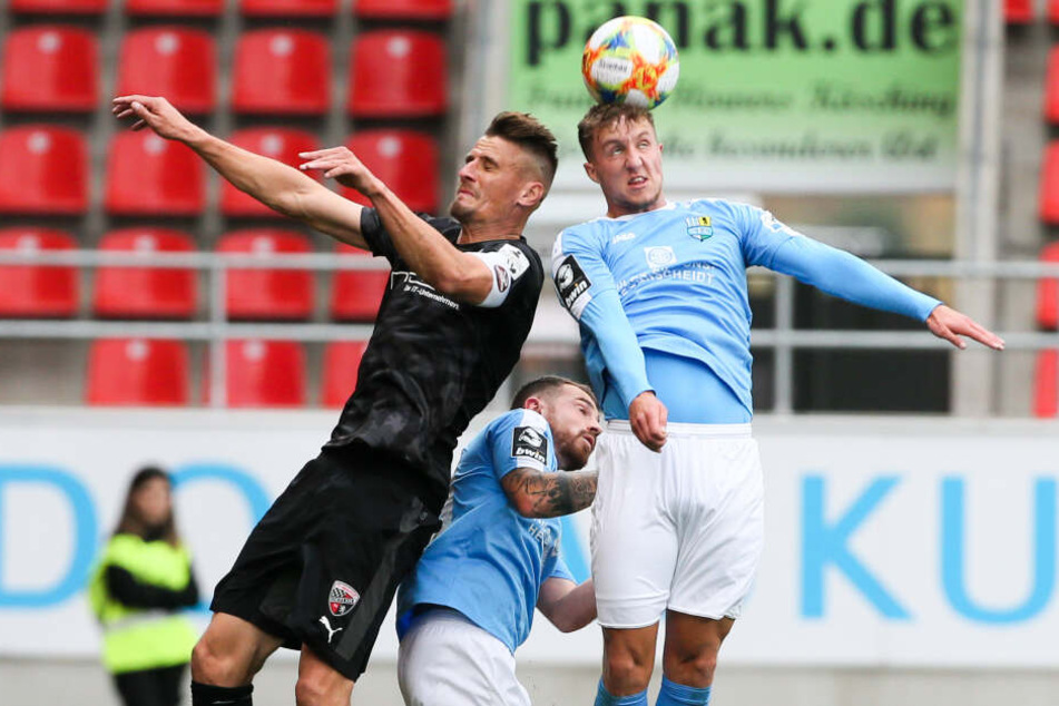 Tim Campulka (r.) stand in Ingolstadt erstmals in dieser Saison in der Startelf. Hier köpft er den Ball vor Torjäger Stefan Kutschke auf der Gefahrenzone.
