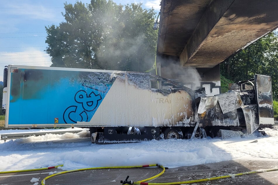 Unfall A5: Brennender Laster legt A5 lahm: 20 Tonnen Kautschuk gehen in Flammen auf