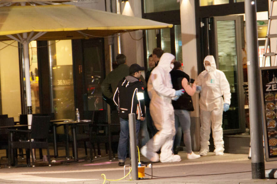 Ermittler der Spurensicherung untersuchen den Tatort an der Konstablerwache in Frankfurt.