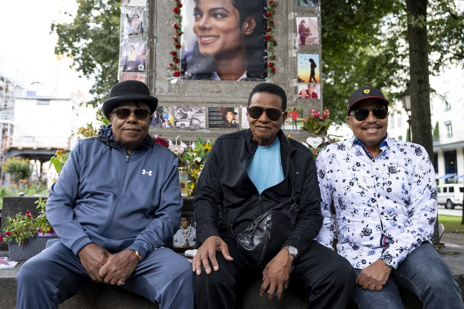 The Jacksons mit Tito (70, l.-r.), Jackie (73) und Marlon Jackson (67) sitzen vor dem Michael Jackson-Denkmal vor dem Hotel Bayerischer Hof.