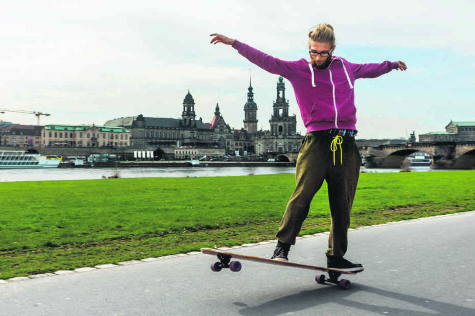 Brettsport: Moritz Lausch (19) tanzt auf dem Skateboard.