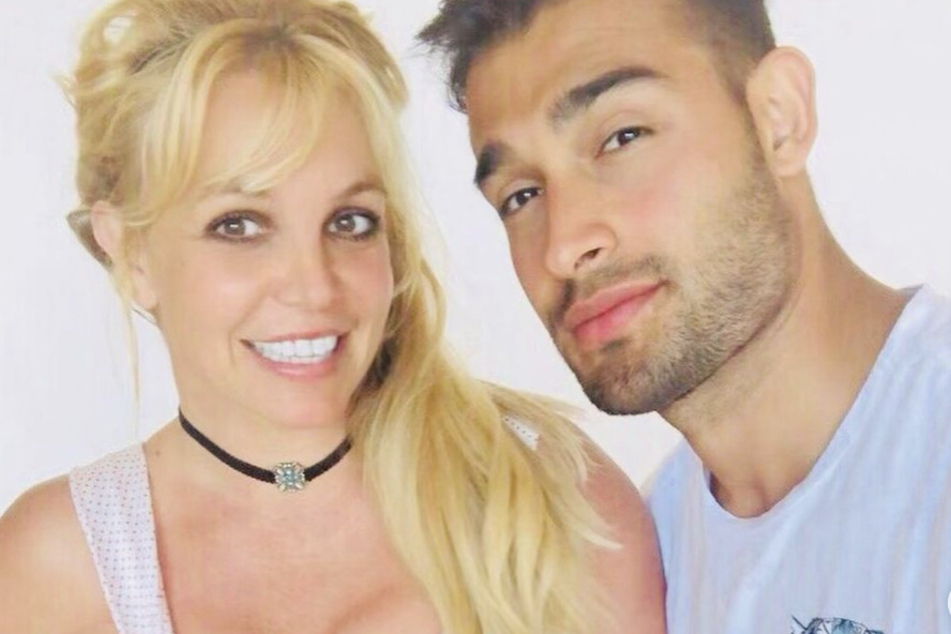 Sources claim that Sam Ashgari (r.) is "encouraging" Britney Spears (l.) to perform again.