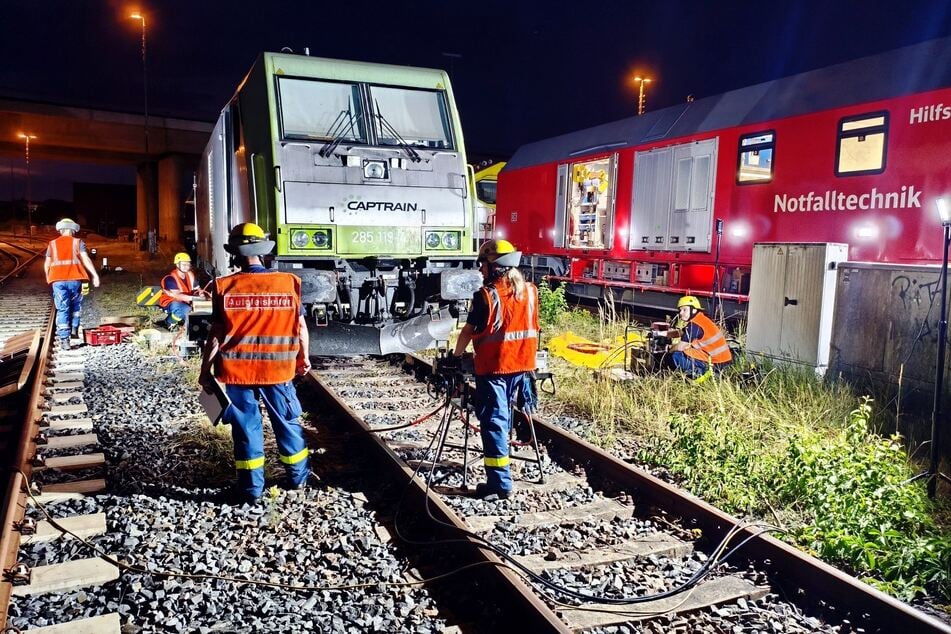 Kräfte des Technischen Hilfswerks mussten sich in der Nacht von Montag auf Dienstag um die verunfallte Captrain-Lok "285 119" kümmern.