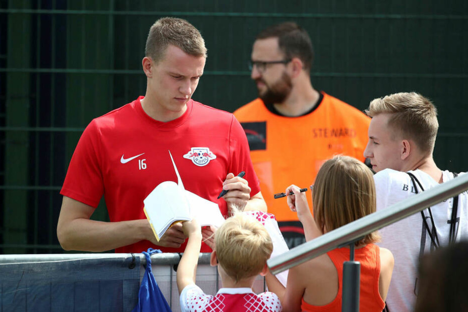 Der Ex-Bochumer zeigt beim Training immer wieder Fannähe und gibt auch den kleinsten Anhängern fleißig Autogramme.